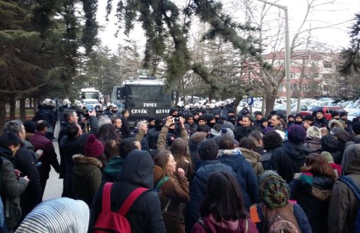 Eskişehir'de İhraç Edilen Akademisyenlerin Protestosuna Polis Engeli