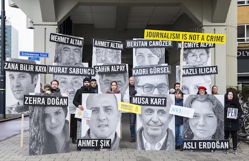 Hollanda'da Af Örgütü'nden Türkiyeli Gazeteciler İçin Protesto
