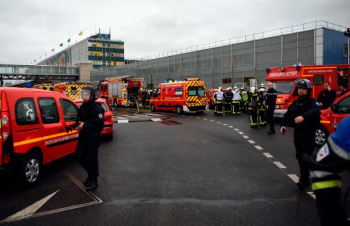 Fransa'da Havalimanında Askerin Silahını Alan Kişi Vuruldu