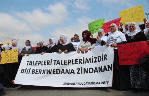 Support in Front of Prison for Prisoners on Hunger Strike