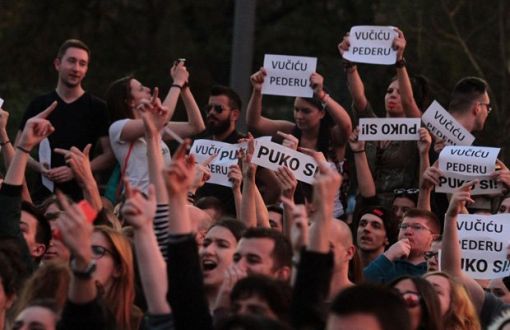 Sırbistan Halkı Taraflı Cumhurbaşkanlığı ve Hile İddiaları Nedeniyle Sokakta