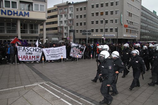 Köln'de AfD Kongresi Protesto Edildi