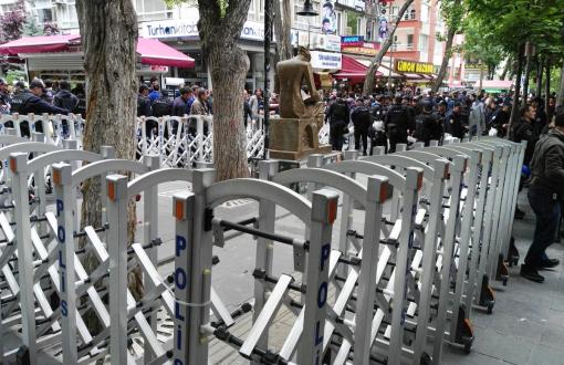 Gözaltıları Protesto Edenler de Gözaltında, İnsan Hakları Anıtı Kapatıldı
