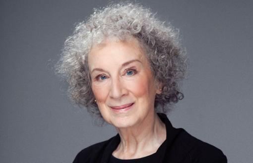 Margaret Atwooda nivîskar, pişgirî da herdu dersdêrên di greva birçîbûnê de