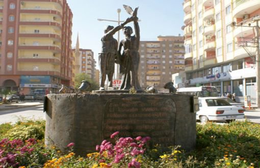 Kayyum Atanan Kızıltepe Belediyesi Uğur Kaymaz’ın Heykelini Kaldırdı