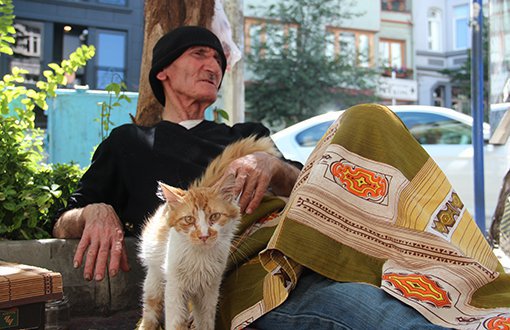 Taksim’in "Kedili-Köpekli Adam"ı Anlatıyor