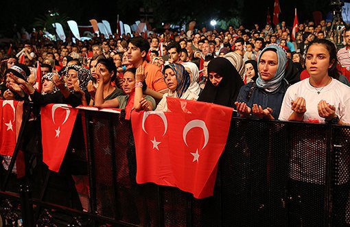 İstanbul'da Demokrasi Nöbetleri Başladı