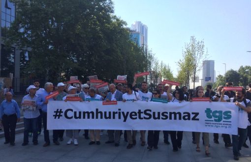 Journalists March to Court for Cumhuriyet Daily Trial