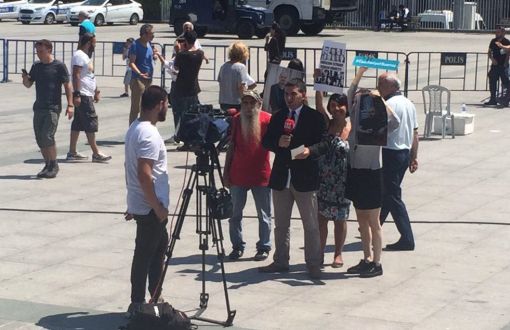 TRT ve A Haber Canlı Yayınında "Cumhuriyet Susmaz" Eylemi