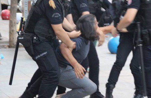 Açlık Grevindeki Özakça ve Gülmen için Kadıköy'de Yapılan Protestoya Polis Saldırdı