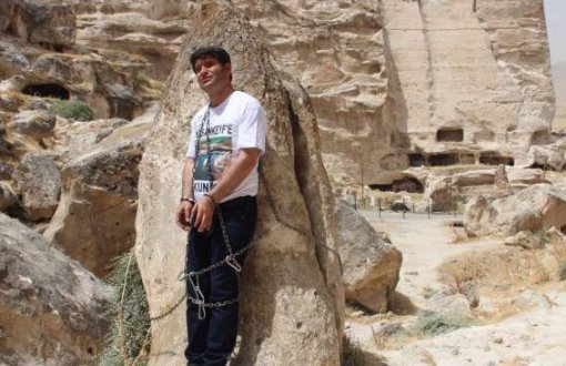 HDP MP Aslan Chains Himself to A Rock in Hasankeyf