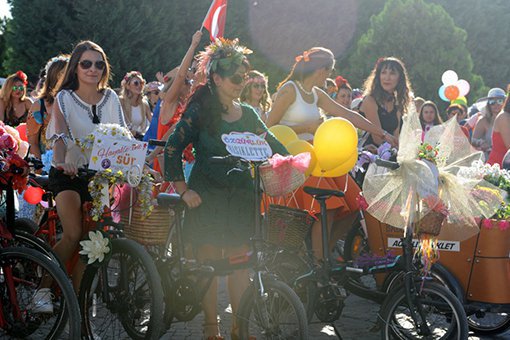 İzmir'de 5. Süslü Kadınlar Bisiklet Turu Düzenlendi