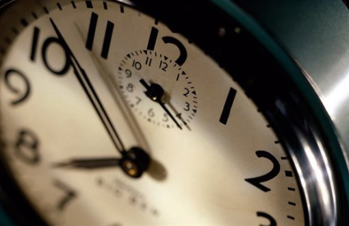 EMO: İsrafa Yol Açan Yaz Saati Uygulamasının Hukuki Olmadığı da Kanıtlandı