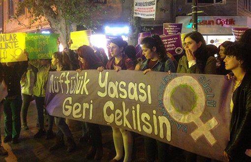 "Müftülük Yasası Geri Çekilsin" Diyen Kadınlar Sokaktaydı