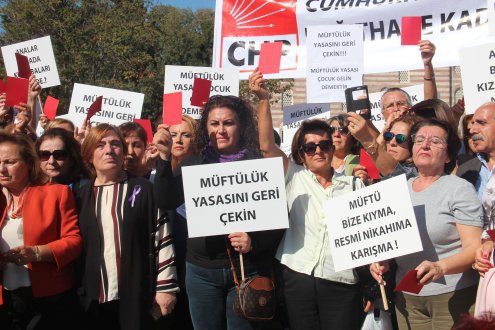 CHP’li Kadınlar Müftülük Yasasına Kırmızı Kart Gösterdi