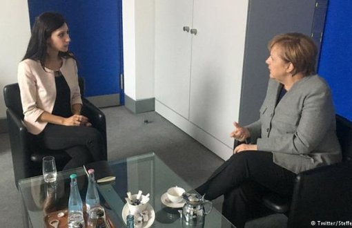 Merkel Meets Deniz Yücel’s Wife