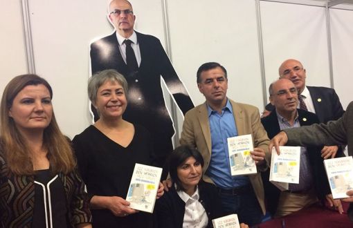 CHP'li Vekiller Berberoğlu'nun Kitabını İmzaladı