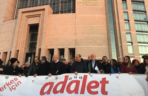 Gazeteciler ve Avukatlardan "Cumhuriyet Kararı"na Protesto