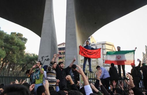 İran'da Ruhani "İtidal", Devrim Muhafızları "Şiddet" Çağrısı Yaptı