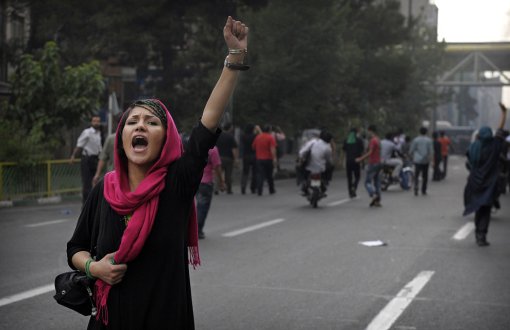 "İran'da Halk Reformistlerle Muhafazakârlar Arasında Sıkıştı"