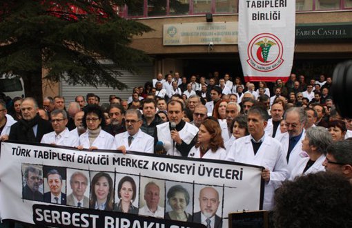 Hekimler TTB Gözaltılarını Protesto Etti