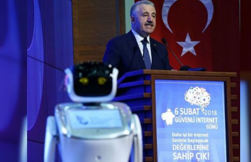 Robot Sanbot Forced to Apologize to Minister Arslan