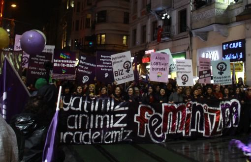 Women March through İstiklal Avenue for March 8