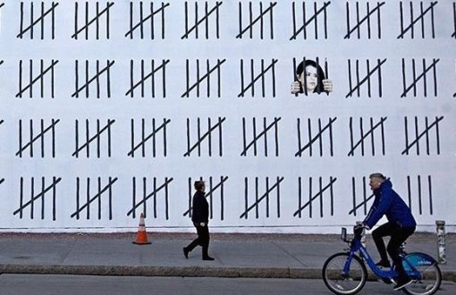 Banksyî girtina Zehra Doganê bi xêzewêneyekê protesto kir
