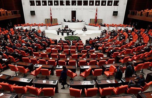 AKP Grubu'nun Konuşma Sürelerini Azaltma Önergesi İşlemden Kaldırıldı