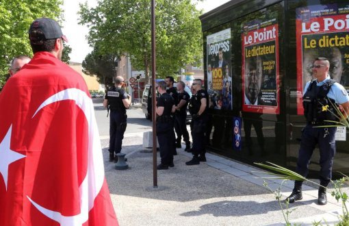 Fransa'da İndirilen Le Point Kapağı Tekrar Asıldı