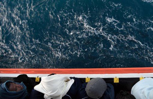 Akdeniz'de Mahsur Kalan 629 Göçmen İspanya'ya Götürülüyor