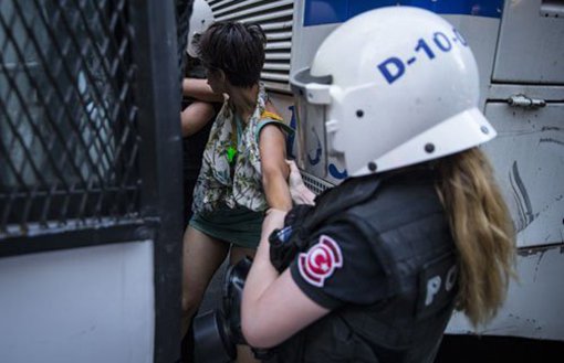 Onur Yürüyüşü'nde Gözaltına Alınan Kadına Darp: "Biz Senden Daha Kadınız"