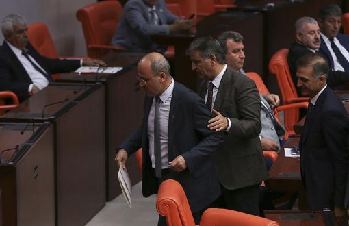 HDP MP Ahmet Şık Prevented from Speaking in Parliament by AKP MPs
