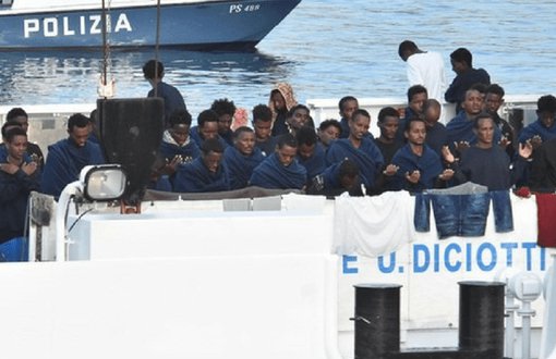 İtalya'da Mültecilerin Karaya İnmesine İzin; İçişleri Bakanına Soruşturma 