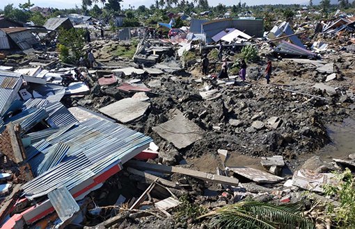 Endonezya'da Deprem ve Tsunami; Ölü Sayısı 832