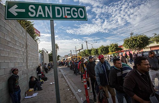 Göçmen Kafilesi Meksika - ABD Sınırına Ulaştı