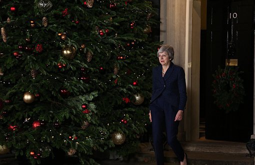 İngiltere Başbakanı May'e "Şimdilik Devam" Oyu