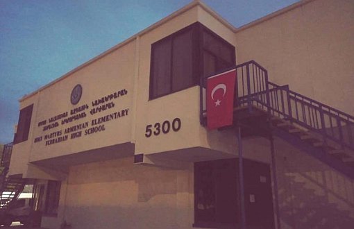 Los Angeles'taki Ermeni Okuluna Türkiye Bayrakları Asıldı