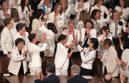 ABD Temsilciler Meclisi’ndeki Kadınlar Süfrajet Beyazı Giydi