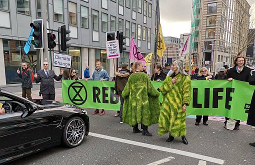 İklim Aktivistleri Londra Moda Haftası'nda İnsan Zinciri Oluşturdu