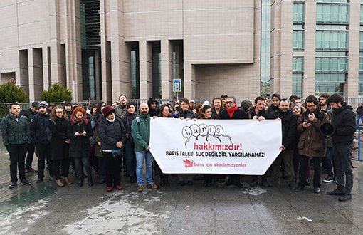 Adliyede İstanbul Üniversitesi Öğrencileri'den Hocalarına Destek Açıklaması