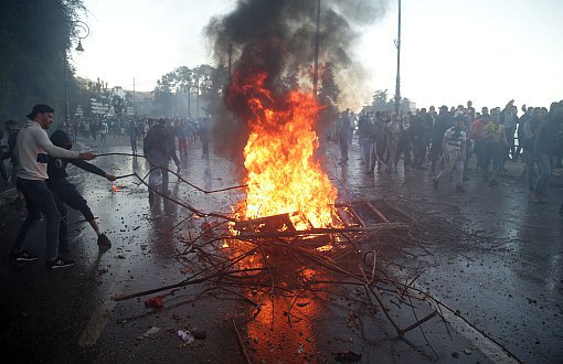 Cezayir'de Protestolar Büyüyor: İki Vekil İstifa Etti