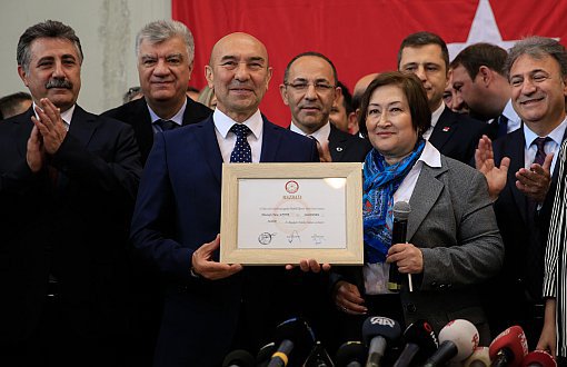 İzmir Belediye Başkanı Tunç Soyer Mazbatasını Aldı: Dilerim Ders Olur
