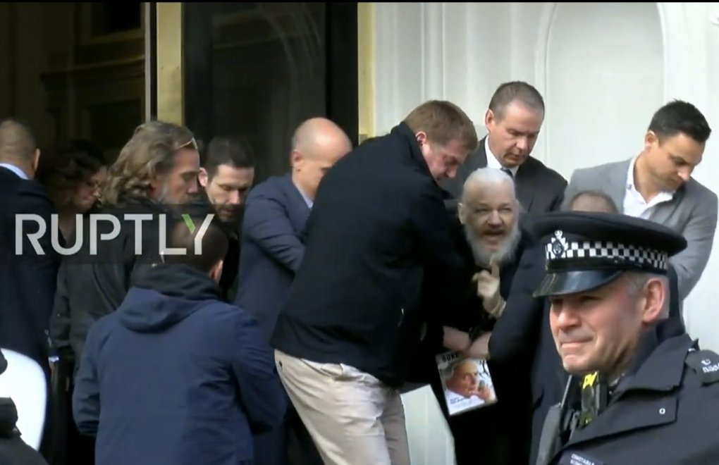 Ekvador Büyükelçiliği'nde Gözaltına Alınan WikiLeaks Kurucusu Assange Tutuklandı