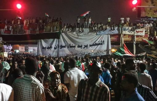 Sudan'da Askeri Geçiş Konseyi Başkanı İstifa Etti, Halk Sokaklarda Kutladı