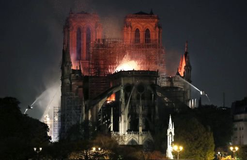 Notre Dame Katedrali'nde Yangın 8,5 Saat Sürdü