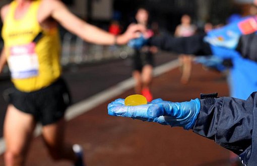 Londra Maratonu'nda Plastik Kirliliğini Önlemek için Su Kapsülü Formülü