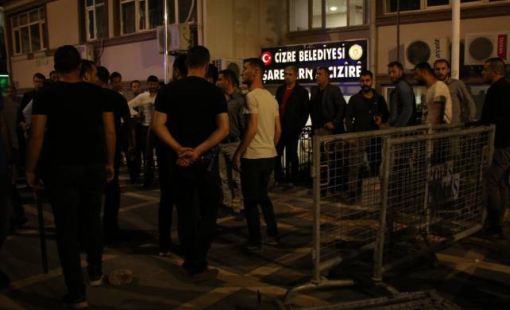 Şırnak'ta Üç İlçe Belediyesinin Önüne X-ray ve Polis Kulübeleri Yerleştirildi