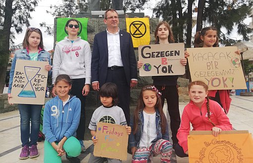 İklim için Okul Grevi'ne Ayvalık'ta Toplu Katılım: Gelecek, Şu An Ne Yaptığımıza Bağlı