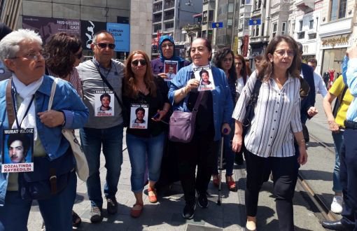 Cumartesi Anneleri/İnsanları Galatasaray'a Karanfil Bıraktı